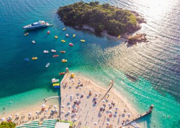 CNN sugjeron Shqipërinë si destinacion për këtë verë: Bregdet përrallor