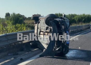 “Volkswagen” frenon papritur, “Audi” i hipën sipër| Makina del nga rruga në autostradën e Durrësit
