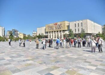 SONDAZHI/ Gjysma e shqiptarëve duan të largohen nga vendi