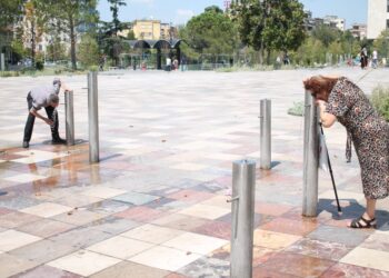Vapa shton pacientët me dehidratim e goditje nga dielli, specialistët rekomandojnë sa më shumë lëngje