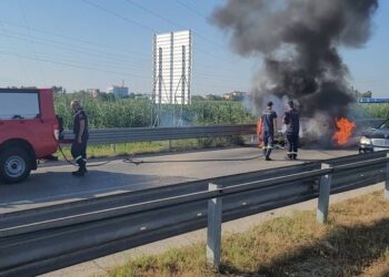 Flakë gjigante dhe tym në Lushnjë/ Makina përfshihet nga zjarri, shpëton mrekullisht shoferi