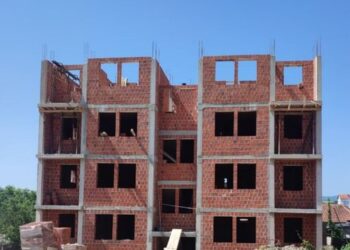 Kosovë/Serbia ndërton pa leje tre objekte në veri: Komuna e Mitrovicës ia ndalon punimet