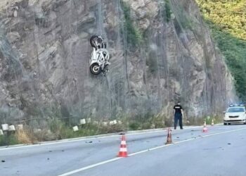 FOTO/ “Çmenduri” në Tepelenë, të riut i ngec motori në faqen e shkëmbit