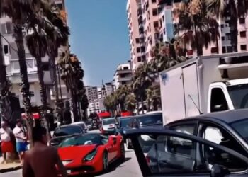 FOTOLAJM/ Aksident luksoz në Durrës, Ferrari përplaset në “Vollga”