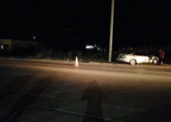 Aksident në aksin Korçë-Pogradec, makina del nga rruga dhe përplaset me shtyllën