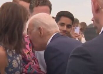 VIDEO| Rrjeti kundër Biden, presidenti amerikan trembi të miturën ndërsa tentoi ta puthte