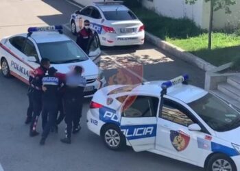 I vodhi një gruaje kuletën me para dhe bizhuteri floriri, arrestohet 41 vjeçari në Himarë