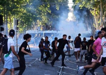 U frymëzuan nga protestat në Francë, arrestohen 6 adoleshentë në Zvicër