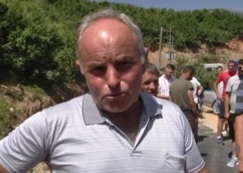 Banorët e Bllacës në Bulqizë dalin në protestë: Makinat e gurores po na prishin rrugën e re