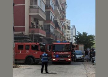 Zjarr në parkingun e një pallati në zonën e “Astirit” në Tiranë, digjen dy mjete