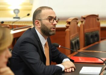 “E vetmja zgjidhje…”/ Bardhi reagon pas deklaratës së Ramës: Makiazhi mbi fytyrën e korrupsionit nuk e ndryshon realitetin e keqqeverisjes