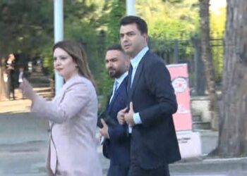 Mungon Berisha/ Deputetët e opozitës i përgjigjen ftesës së Ramës, Basha merr pjesë në ceremoninë e Bill Clinton!(VIDEO)