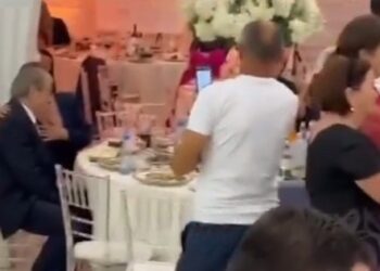 VIDEO/ Berisha në dasmë në Tropojë, Shkëlzeni dhe Armina “djegin” pistën e kërcimit