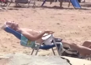 VIDEO/ Joe Biden “merr pushimet”, Presidenti relaksohet në plazh para samitit të NATO-s në Lituani dhe…!