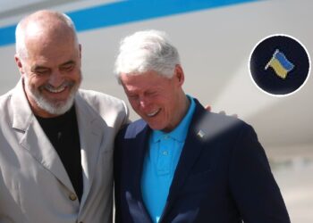 Vizita në Tiranë/ Detaji i veçantë në xhaketën e presidentit Bill Clinton për mbështetjen ndaj Ukrainës