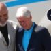 Vizita në Tiranë/ Detaji i veçantë në xhaketën e presidentit Bill Clinton për mbështetjen ndaj Ukrainës