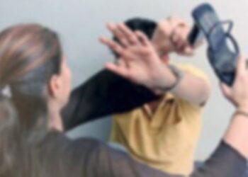 Gruaja e rreh/ Burri shqiptar ankohet në polici: Bën sjellje të pahijshme, sulmon edhe anëtarët e tjerë të familjes