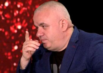 “Vilë 3 mln euro apo orë 30 mijë euro…”/ Hoxha: Mos u besoni gazetarëve e analistëve që lëvizin me ‘Range Rover’ apo makinë 150 mijë euro