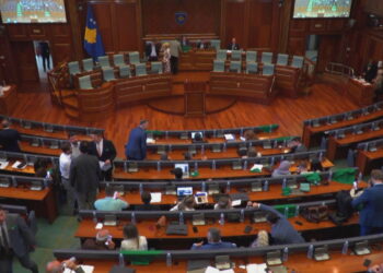 Opozita në Kosovë bojkoton kuvendin, kërkohen zgjedhje të jashtëzakonshme: Qeveria s’ka besueshmëri