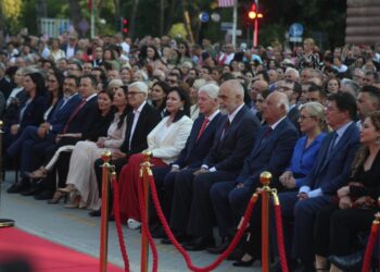 FOTO-LAJM/ Pritja përballë kryeministrisë, i shoqëruar nga Rama, Clinton qëndron mes Meidanit, Moisiut e Topit