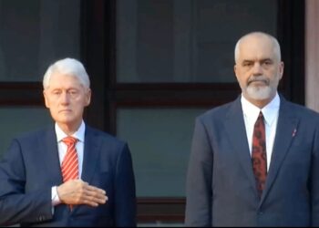 Këndohen himnet kombëtare/ Për herë të parë në Tiranë, Bill Clinton pritet me ceremoni zyrtare nga Rama