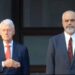 Këndohen himnet kombëtare/ Për herë të parë në Tiranë, Bill Clinton pritet me ceremoni zyrtare nga Rama