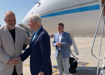 “Shqipëria dhe shqiptarët ju janë përjetë mirënjohës”/ Begaj: Mirësevjen në Tiranë Presidenti Clinton