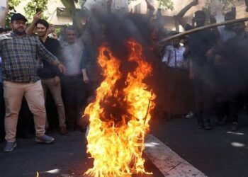 Rriten sërish tensionet, dy burra djegin një kopje të Kuranit para Parlamentit në Suedi