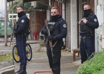 Policia e Kosovës bastis banesat e dy zyrtarëve të lartë, sekuestrohen shuma të mëdha parash
