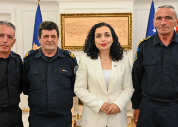 “Sakrificën tuaj e njohin…”/ Vjosa Osmani pret në takim tre policët që u rrëmbyen nga forcat serbe