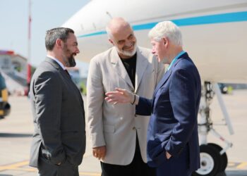 Këndohen himnet kombëtare/ Për herë të parë në Tiranë, Bill Clinton pritet me ceremoni zyrtare nga Rama