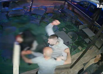 VIDEO / Babë e bir rrihen brutalisht nga zyrtari i Policisë së Kosovës dhe djali i tij në Gjakovë