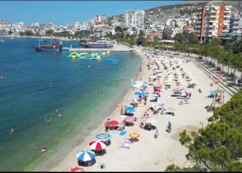 Nisma e kryebashkiakut/ Vendosen çadra e shezlongë falas në plazhin publik Sarandë! Pushuesi: Nuk e besova derisa e pashë vetë