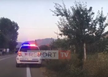 Makina përplaset me motorin në Dvoran të Korçës, lëndohet drejtuesi i motomjetit