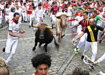 Demat i fluturojnë në ajër, spanjollët rrezikojnë jetën për festivalin