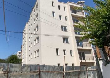 4 vite rrugëve, 4 muaj pa bonus qiraje, banorët e pallatit në Durrës protestojnë