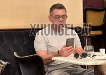 Arben Ahmetaj fotografohet duke shijuar kafen, ndërsa është tranzit në njërin nga aeroportet e BE-së