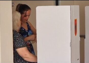 Ndërpritet procesi i votimit në një qendër në Rrogozhinë, shkak fotografimi i votës