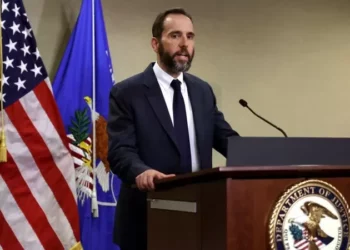 Kush është prokurori që “kërcënon” Donald Trump dhe po mban në burg Hashim Thaçin?