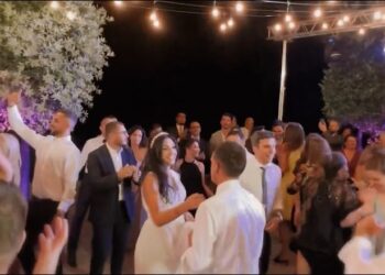 VIDEO/ Vajza e saj celebroi martesën, Jozefina Topalli ndan pamjet madhështore nga kisha: Së bashku me muzikë shkodrane