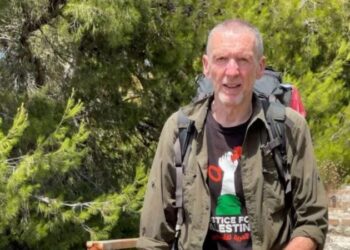 Mbërrin në Shqipëri aktivisti irlandez që ka nisur ecjen 2200 milje drejt Palestinës. Historia e Mick Bowman