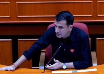 Veliaj-opozitës në Këshillin Bashkiak: Jeni kthyer më të lodhur se ç’ikët. Në Tiranë vijnë yjet e muzikës botërore, ju vazhdoni ende me ‘ooh-llaçi-bojs’ si në 92-shin