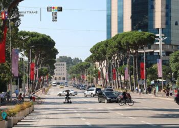 Vizita e ish-presidentit Klinton, Tirana vishet me flamujt e SHBA-ve. Të martën koncert me yjet e muzikës
