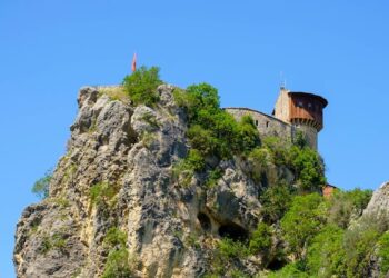 ”Bild” sugjeron Kalanë e Petrelës si destinacion turistik