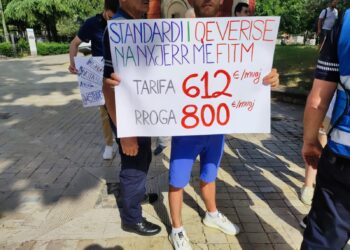 FOTO/ Studentët e Mjekësisë protestojnë para Parlamentit: Anuloni projektligjin