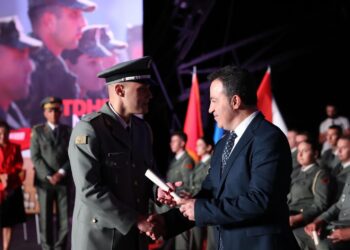 Diplomohen 80 oficerë të rinj të FA, Peleshi: Paketë mbështetjeje të shtuar, për të përballuar sfidat e kohës