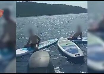 VIDEO/ Era e fortë i bllokoi në mes të detit, shpëtohen 5 persona në Shëngjin