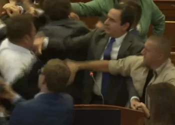 VIDEO / Plas grushti në Kuvendin e Kosovës, sulmohet gjatë fjalimit edhe Kurti, ndërhyn Policia