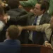 VIDEO / Plas grushti në Kuvendin e Kosovës, sulmohet gjatë fjalimit edhe Kurti, ndërhyn Policia