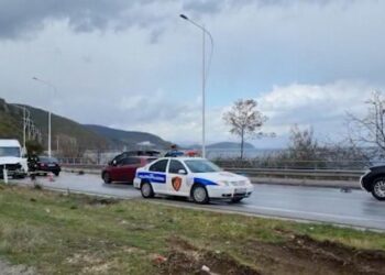 Aksident në aksin Vlorë-Orikum| Makina përplaset me bordurën, 1 i plagosur